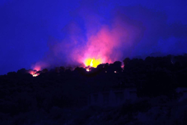 Las llamas afectaron al paraje de 'El Chorrón' y los Bomberos las controlaron antes de que llegaran a las viviendas.