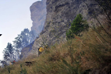 Las llamas afectaron al paraje de 'El Chorrón' y los Bomberos las controlaron antes de que llegaran a las viviendas.