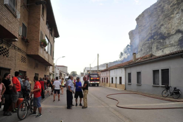 Las llamas afectaron al paraje de 'El Chorrón' y los Bomberos las controlaron antes de que llegaran a las viviendas.