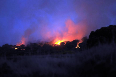 Las llamas afectaron al paraje de 'El Chorrón' y los Bomberos las controlaron antes de que llegaran a las viviendas.