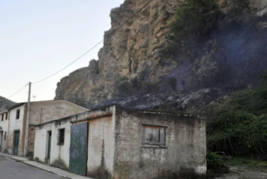 Las llamas afectaron al paraje de 'El Chorrón' y los Bomberos las controlaron antes de que llegaran a las viviendas.
