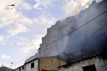 Las llamas afectaron al paraje de 'El Chorrón' y los Bomberos las controlaron antes de que llegaran a las viviendas.