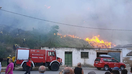 Las llamas afectaron al paraje de 'El Chorrón' y los Bomberos las controlaron antes de que llegaran a las viviendas.