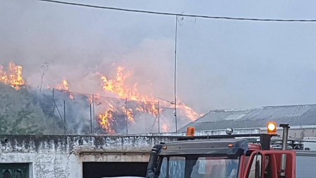 Las llamas afectaron al paraje de 'El Chorrón' y los Bomberos las controlaron antes de que llegaran a las viviendas.