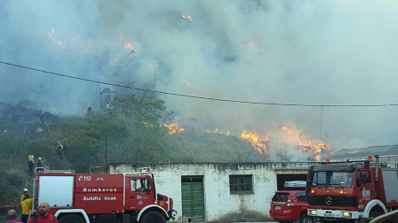 Las llamas afectaron al paraje de 'El Chorrón' y los Bomberos las controlaron antes de que llegaran a las viviendas.