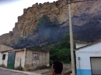 Las llamas afectaron al paraje de 'El Chorrón' y los Bomberos las controlaron antes de que llegaran a las viviendas.