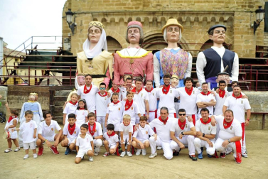 Imágenes del nuevo baile de gigantes de las fiestas de Carcastillo
