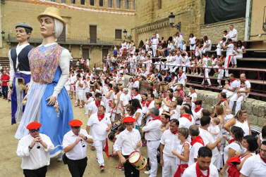 Imágenes del nuevo baile de gigantes de las fiestas de Carcastillo