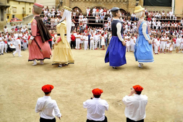 Imágenes del nuevo baile de gigantes de las fiestas de Carcastillo