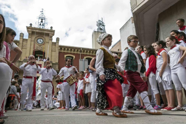 Imágenes de la jornada infantil, que incluyó una ofrenda floral.