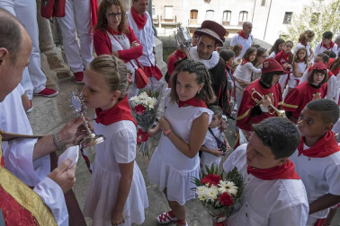 Imágenes de la jornada infantil, que incluyó una ofrenda floral.