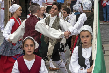 Imágenes de la jornada infantil, que incluyó una ofrenda floral.