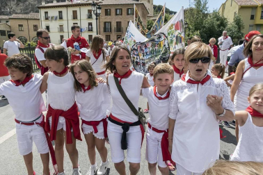 Imágenes de la jornada infantil, que incluyó una ofrenda floral.