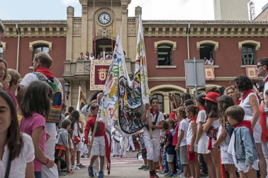 Imágenes de la jornada infantil, que incluyó una ofrenda floral.