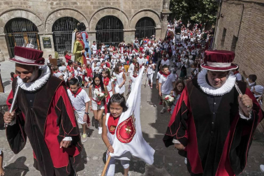 Imágenes de la jornada infantil, que incluyó una ofrenda floral.