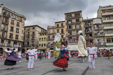 Último recorrido de los gigantes y cabezudos este año.