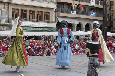 Último recorrido de los gigantes y cabezudos este año.