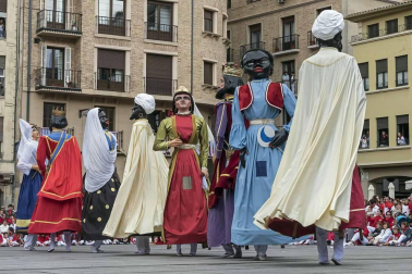 Último recorrido de los gigantes y cabezudos este año.