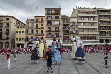 Último recorrido de los gigantes y cabezudos este año.