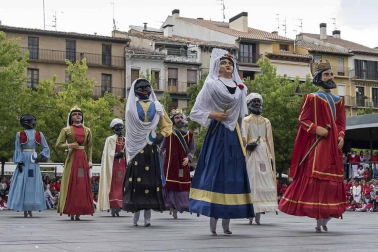 Último recorrido de los gigantes y cabezudos este año.