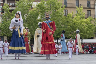 Último recorrido de los gigantes y cabezudos este año.