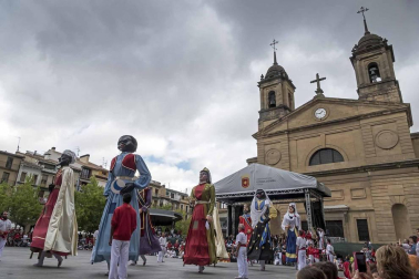 Último recorrido de los gigantes y cabezudos este año.