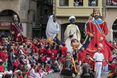 Último recorrido de los gigantes y cabezudos este año.