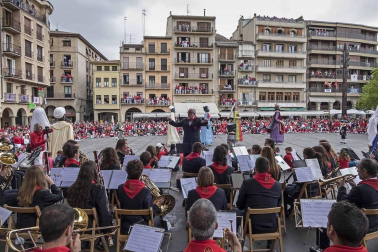 Último recorrido de los gigantes y cabezudos este año.