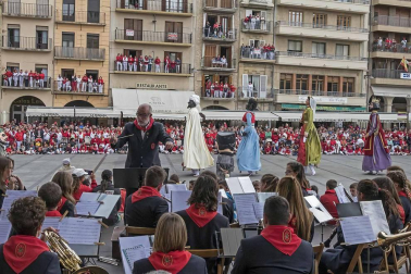 Último recorrido de los gigantes y cabezudos este año.