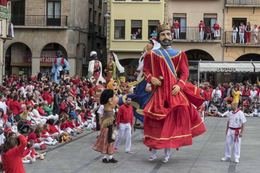 Último recorrido de los gigantes y cabezudos este año.