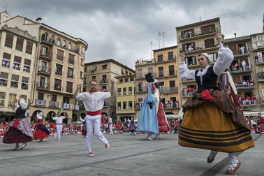 Último recorrido de los gigantes y cabezudos este año.