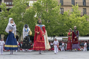 Último recorrido de los gigantes y cabezudos este año.