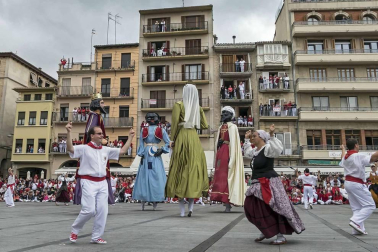 Último recorrido de los gigantes y cabezudos este año.