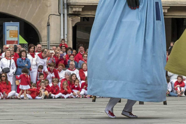 Último recorrido de los gigantes y cabezudos este año.