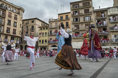Último recorrido de los gigantes y cabezudos este año.