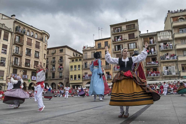Último recorrido de los gigantes y cabezudos este año.