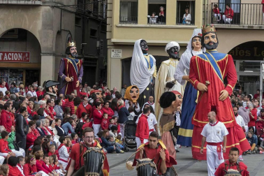 Último recorrido de los gigantes y cabezudos este año.