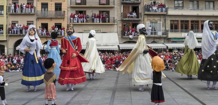 Último recorrido de los gigantes y cabezudos este año.