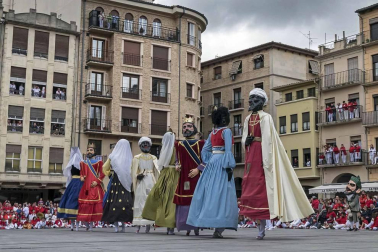 Último recorrido de los gigantes y cabezudos este año.