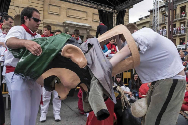 Último recorrido de los gigantes y cabezudos este año.