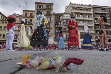 Último recorrido de los gigantes y cabezudos este año.