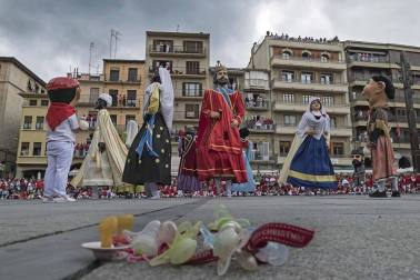 Último recorrido de los gigantes y cabezudos este año.