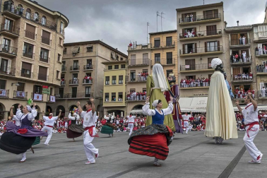 Último recorrido de los gigantes y cabezudos este año.