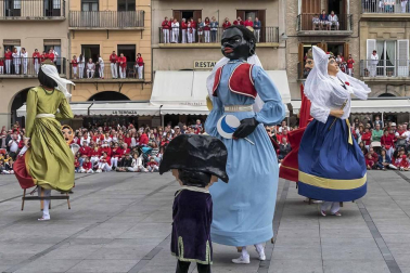 Último recorrido de los gigantes y cabezudos este año.