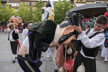 Último recorrido de los gigantes y cabezudos este año.