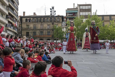 Último recorrido de los gigantes y cabezudos este año.