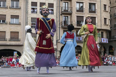 Último recorrido de los gigantes y cabezudos este año.