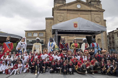 Último recorrido de los gigantes y cabezudos este año.