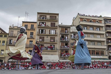 Último recorrido de los gigantes y cabezudos este año.