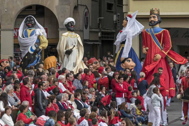 Último recorrido de los gigantes y cabezudos este año.